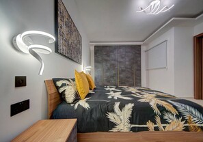 2 bedrooms, desk, iron/ironing board, WiFi