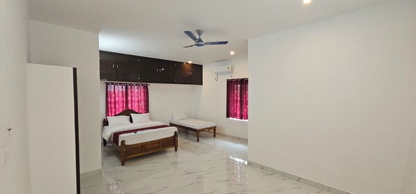 8 chambres, fer et planche à repasser, Wi-Fi, draps fournis