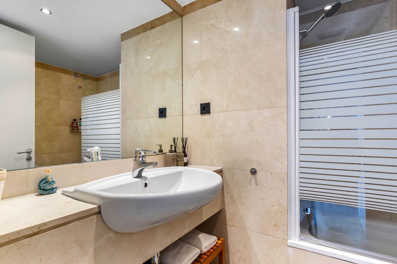 Sèche-cheveux, bidet, serviettes fournies, savon