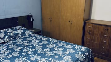 6 quartos, ferros/tábuas de passar roupa, acesso à internet