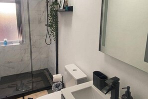 Douche, sèche-cheveux, serviettes fournies