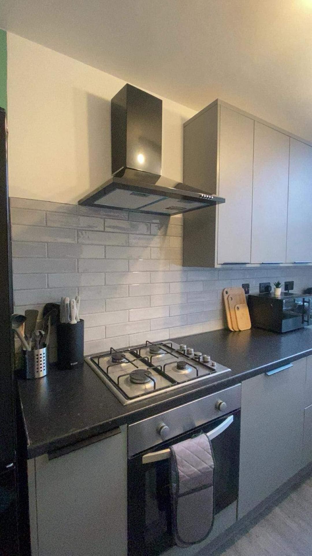 Frigorífico, microondas, horno y placa de cocina