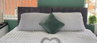 2 Bed Flat - Sleeps 5 - Parking - Wifi