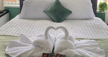 2 Bed Flat - Sleeps 5 - Parking - Wifi