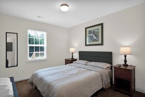 3 habitaciones, tabla de planchar con plancha, internet y ropa de cama