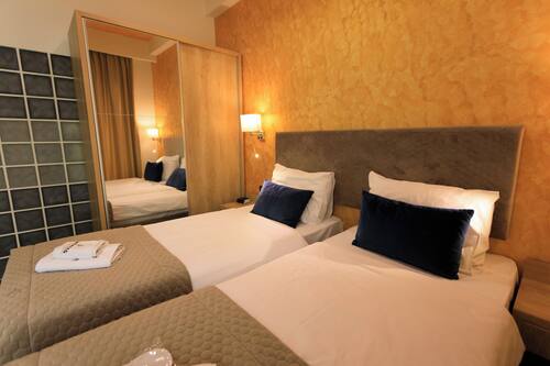 Comfort Twin Room, Balcony, Courtyard View | Hypo-allergenic bedding, minibar, in-room safe, desk