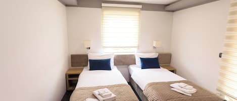 Habitació amb dos llits individuals clàssica | Roba de llit hipoal·lergògena, minibar i caixa forta a l'habitació