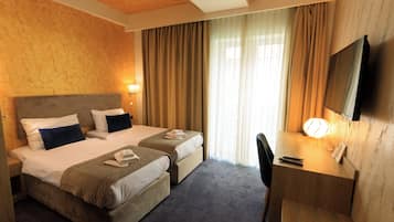 Comfort Twin Room, Balcony, Courtyard View | Hypo-allergenic bedding, minibar, in-room safe, desk