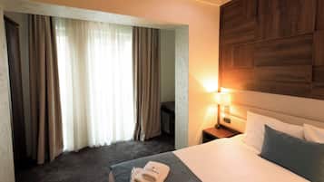 Comfort Double Room, Balcony, City View | Hypo-allergenic bedding, minibar, in-room safe, desk