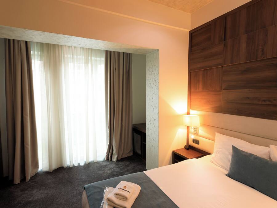 Hypo-allergenic bedding, minibar, in-room safe, desk