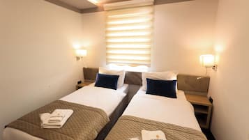 Habitación estándar con 2 camas individuales, vista al jardín | Ropa de cama hipoalergénica y minibar