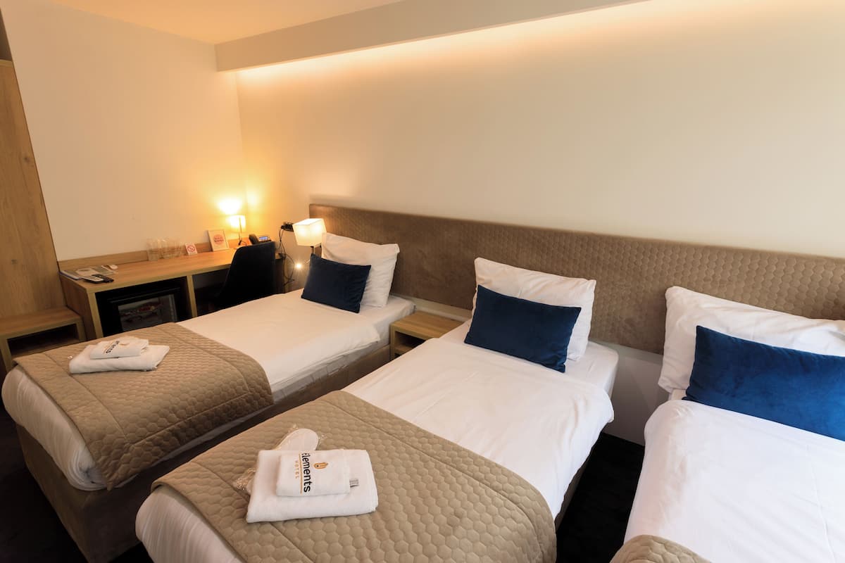Habitación triple básica | Ropa de cama hipoalergénica y minibar