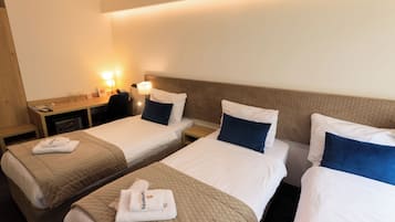 Kamar Triple Basic | Seprai antialergi, minibar, brankas, dan meja kerja