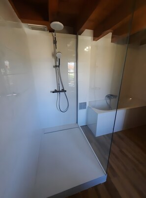 Douche, sèche-cheveux, serviettes fournies