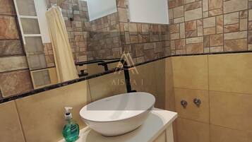 Haartrockner, Bidet, Handtücher, Seife