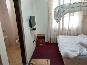 Quarto solteiro luxo | Wi-Fi de cortesia, roupa de cama