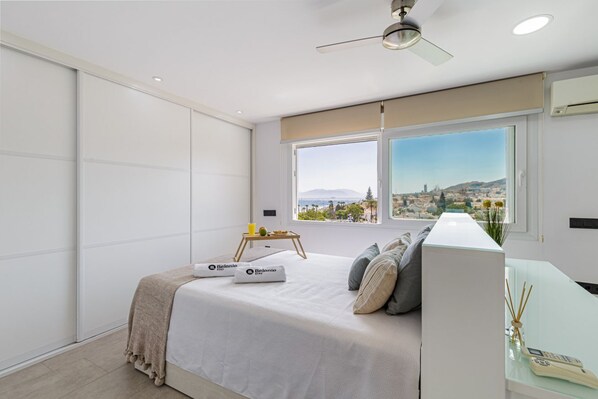 3 chambres, fer et planche à repasser, lit de bébé portatif