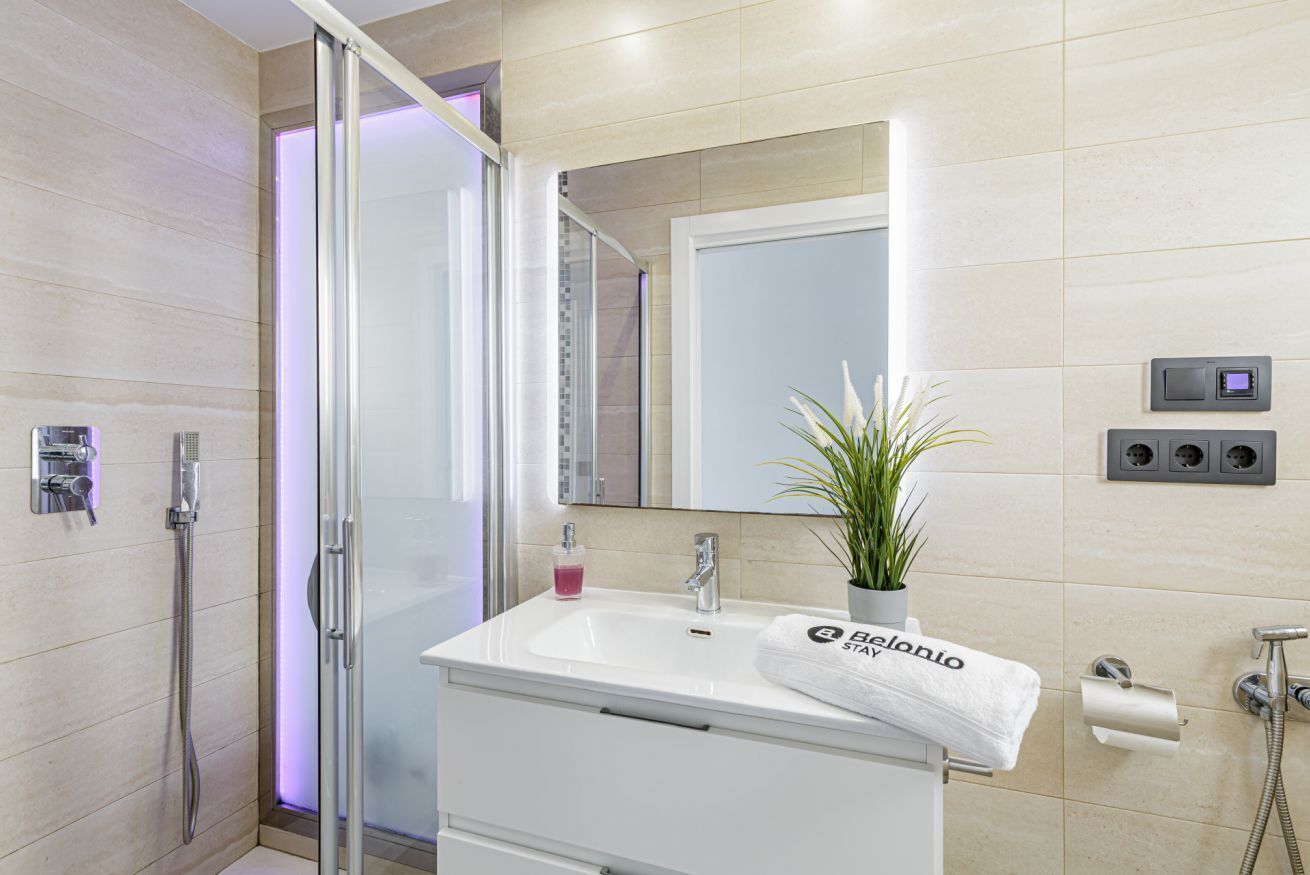 Een douche, een haardroger, een bidet, handdoeken