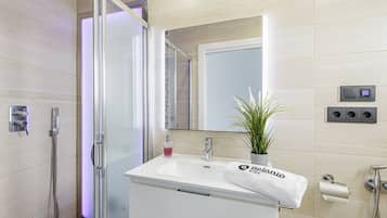 Een douche, een haardroger, een bidet, handdoeken