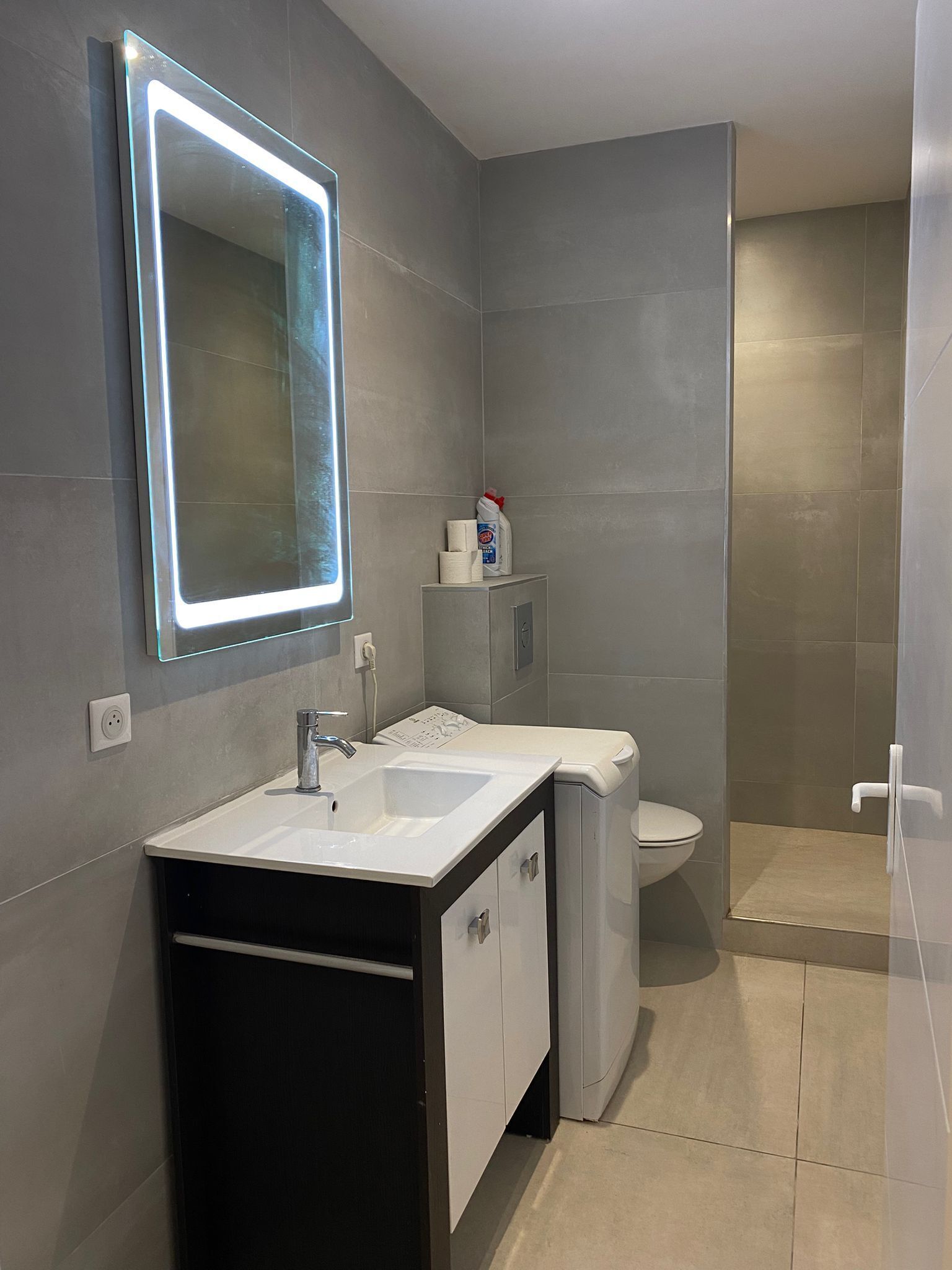 Shower, towels, soap, shampoo