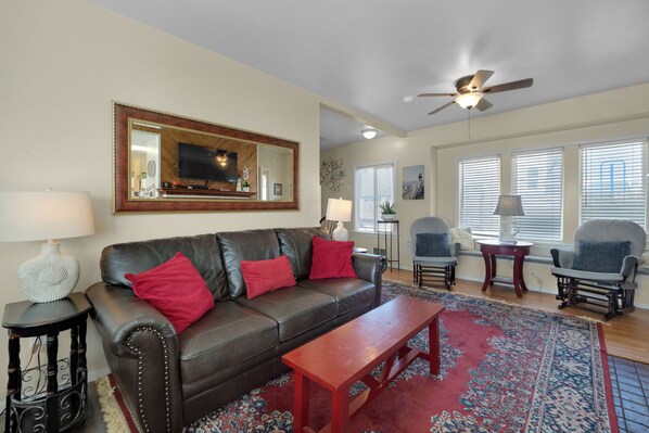 TV, fireplace - The Tides by the Sea - Entire rental unit in Seaside, Oregon, United States (Seaside)