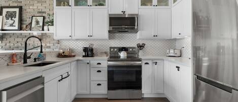 Réfrigérateur, four à micro-ondes, un four, surface de cuisson