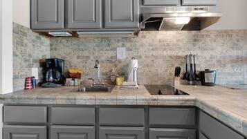 Geladeira, micro-ondas, cooktop, cafeteira/chaleira