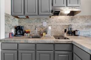 Geladeira, micro-ondas, cooktop, cafeteira/chaleira