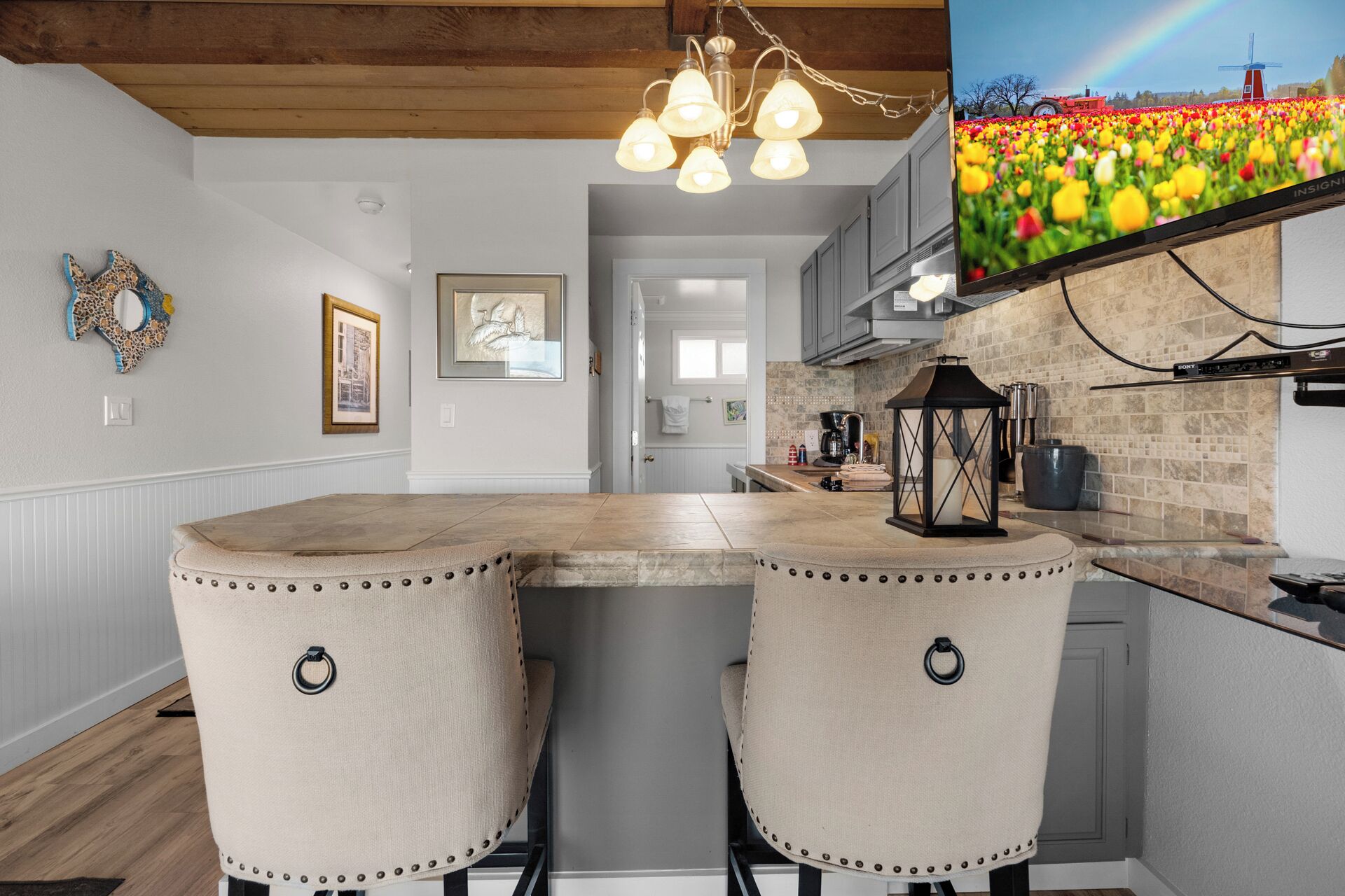 Geladeira, micro-ondas, cooktop, cafeteira/chaleira