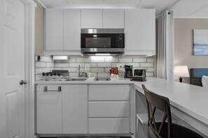 Geladeira, micro-ondas, cooktop, cafeteira/chaleira