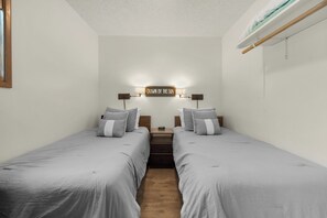 Ferros/tábuas de passar roupa, Wi-Fi, roupa de cama
