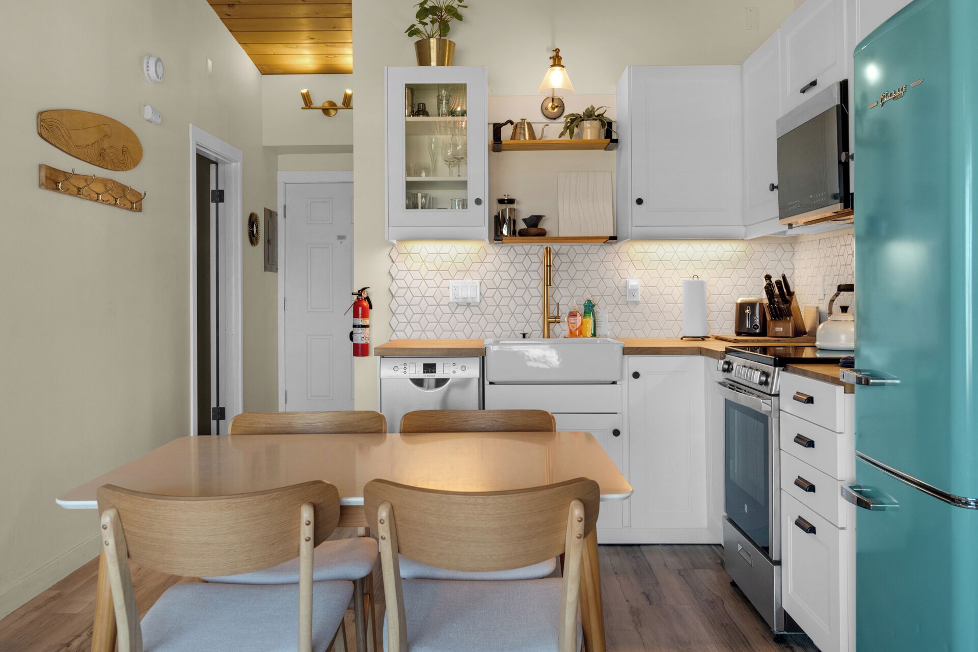 Coffee/tea maker, fridge, microwave, oven