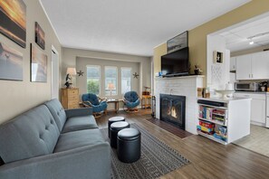TV, fireplace