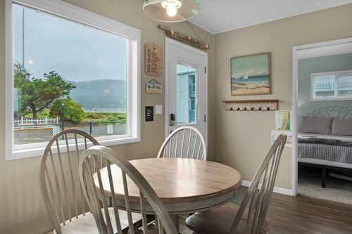 The Tides by the Sea - Entire rental unit in Seaside, Oregon, United States
