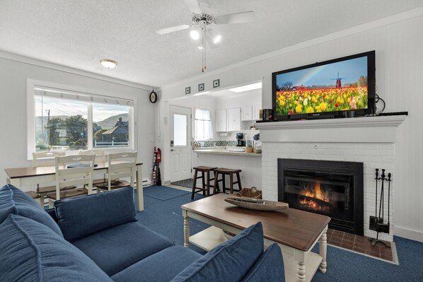 TV, fireplace - The Tides by the Sea - Entire rental unit in Seaside, Oregon, United States (Seaside)