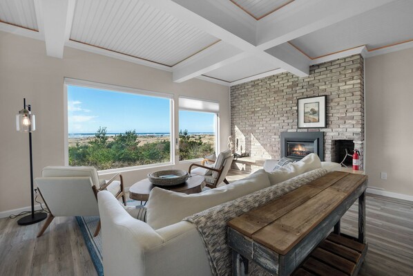 TV, fireplace, books - The Tides by the Sea - Entire rental unit in Seaside, Oregon, United States (Seaside)