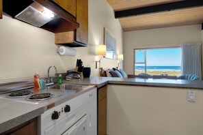 Geladeira, micro-ondas, cooktop, cafeteira/chaleira