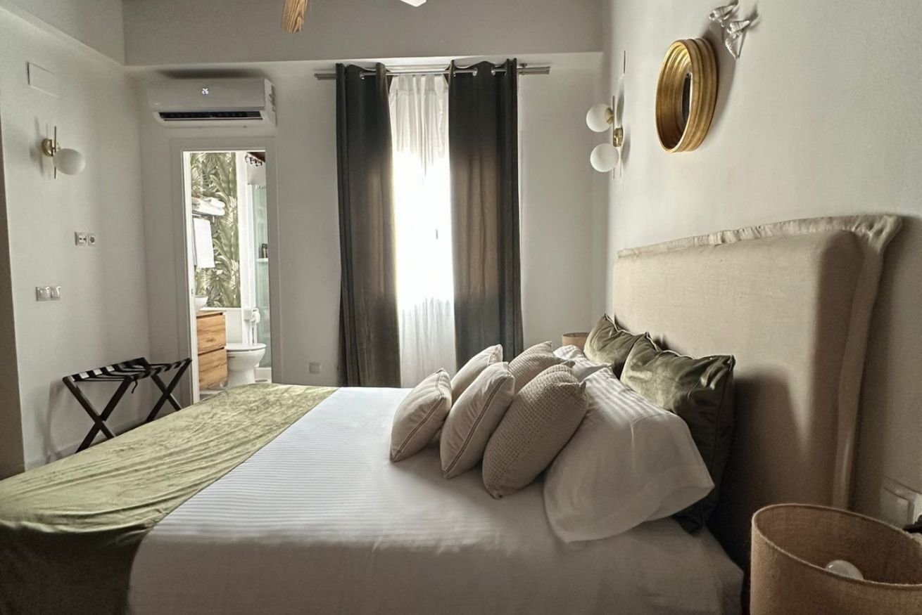 1 soverom, skrivebord, strykejern/-brett og reiseseng for barn