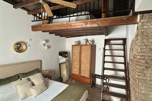 1 chambre, bureau, fer et planche à repasser, lit de bébé portatif