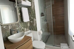 Douche, séchoir à cheveux, bidet, serviettes fournies