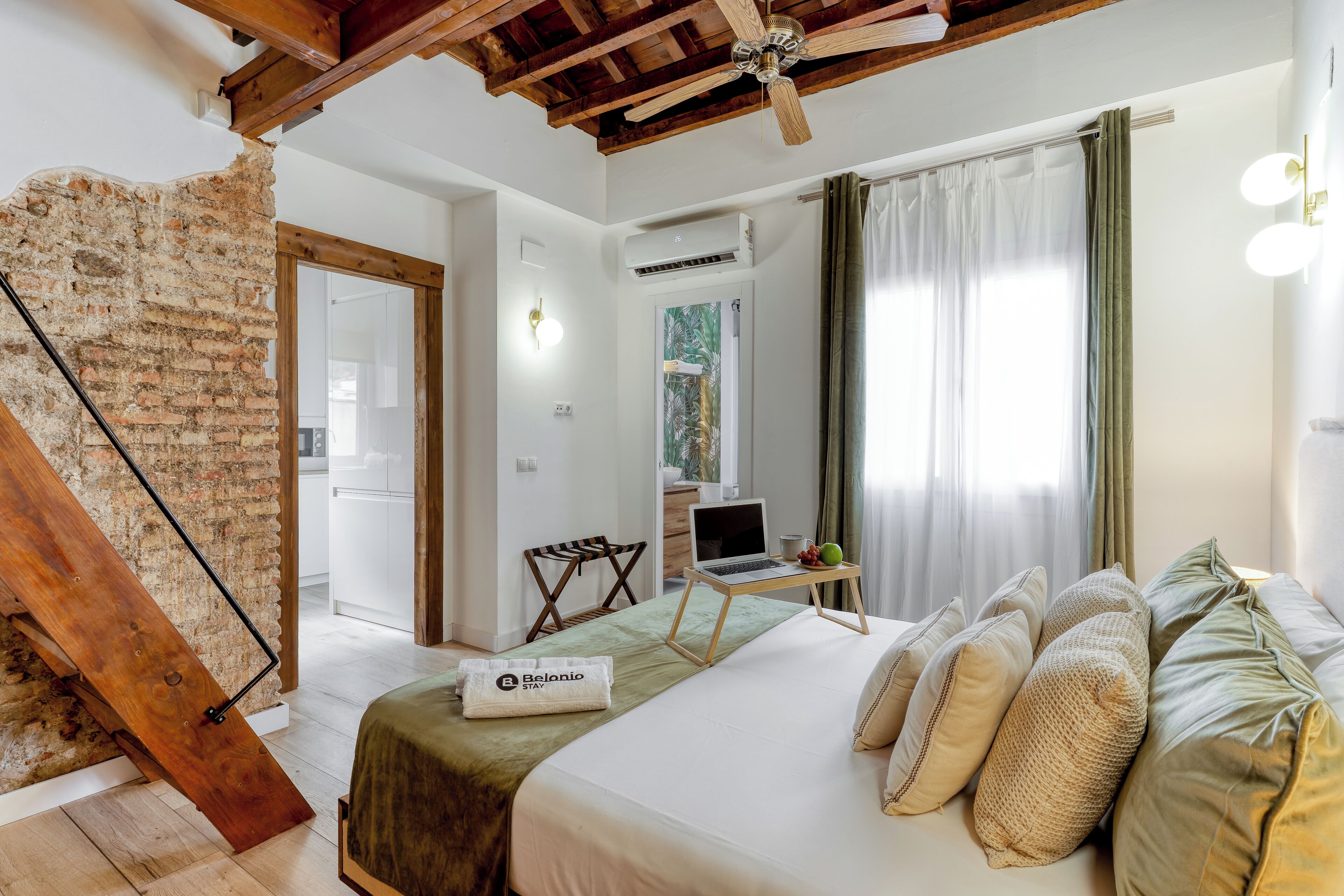 1 slaapkamer, een bureau, een strijkplank/strijkijzer, reisbedje