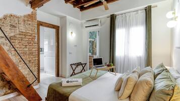 1 slaapkamer, een bureau, een strijkplank/strijkijzer, reisbedje