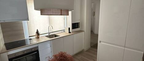 Réfrigérateur, four à micro-ondes, un four, surface de cuisson