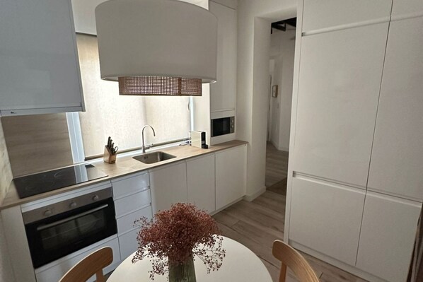 Réfrigérateur, four à micro-ondes, un four, surface de cuisson