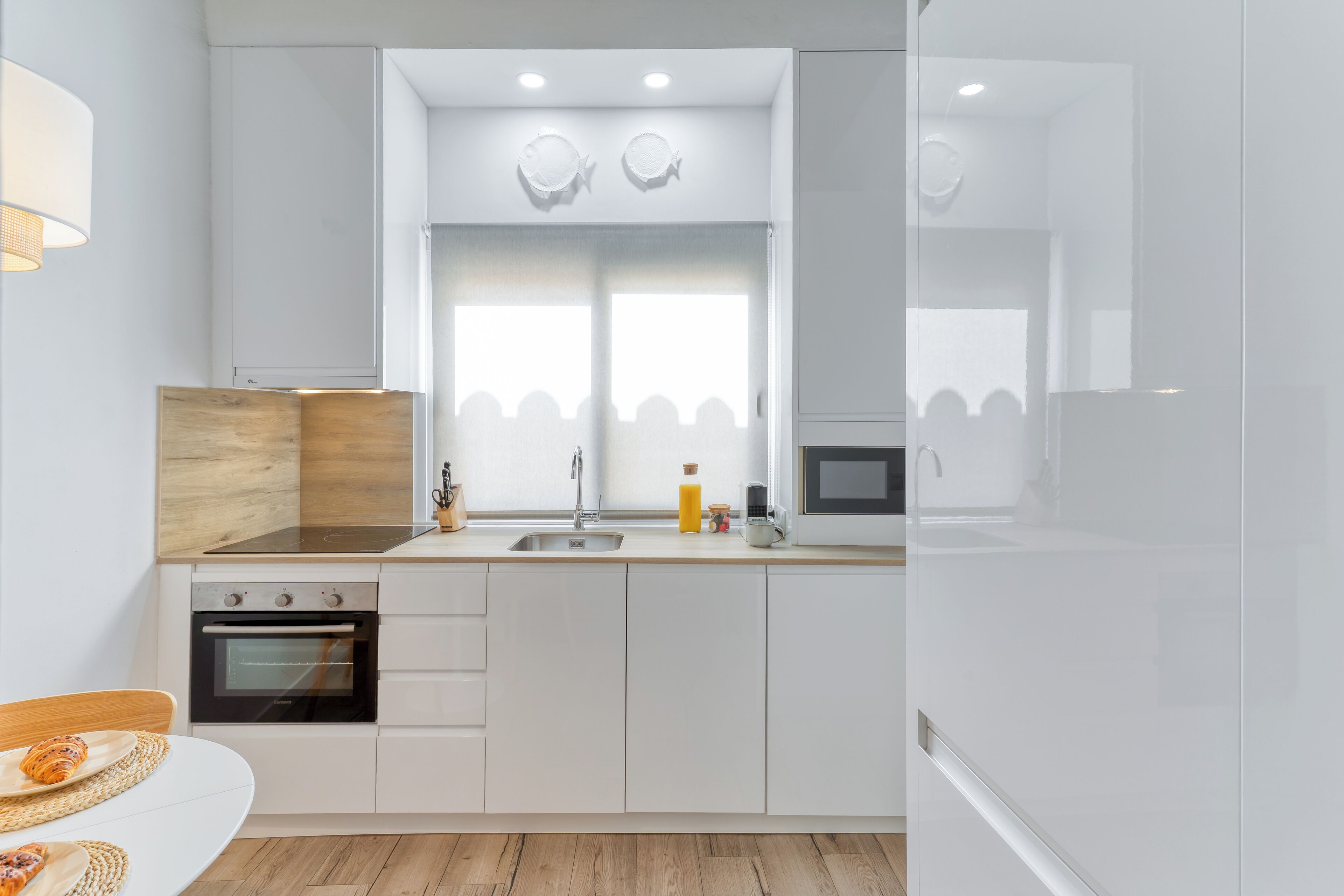 Een koelkast, een magnetron, een oven, een kookplaat