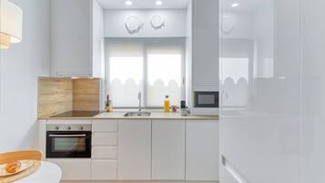 Een koelkast, een magnetron, een oven, een kookplaat