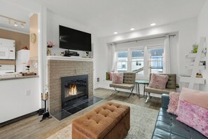 TV, fireplace
