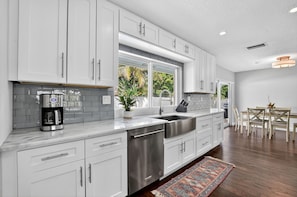 Four Ă micro-ondes, un four, surface de cuisson, lave-vaisselle