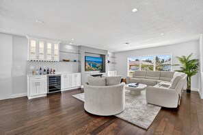 Televisión y chimenea 