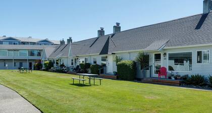 2 Bdrm Beachside/Poolside Condo, Tides by the Sea, Great for family's - Unit 121